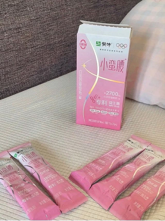 移除图片中的白色水杯，智能补全原图背景，保持整体风格一致，保留蒙牛小蛮腰产品和包装，画面自然真实，超清画质，智能降噪，细节锐化