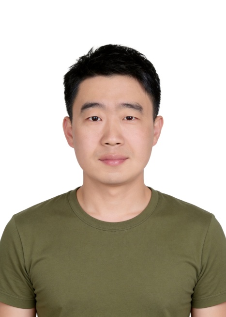 保留第一张图中人物发型､脸型､年龄特征生成标准样式纯正面证件照;人物主体严格居中,头部大小与位置严格对齐第二张图,双肩水平平衡,面部中轴线对齐画面中心,正视前方;标准证件照构图,人物绝对居中;头顶上方预览效果