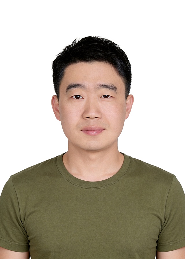 保留第一张图中人物发型､脸型､年龄特征生成标准样式纯正面证件照;人物主体严格居中,头部大小与位置严格对齐第二张图,双肩水平平衡,面部中轴线对齐画面中心,正视前方;标准证件照构图,人物绝对居中;头顶上方距离上边缘高度10%,下巴距离画面下边缘高度30%,人物主体占比约68%;肩部平展与画面水平轴平行;头部占比严格对齐第二张图;提亮肤色,消除暗沉,清透裸妆,隐形毛孔,均匀肤色,唇色自然提亮;肤质呈现匀净哑光质感(自然白皙);轻透裸妆+重点提亮;唇色润泽(半哑光质地);眼神澄澈,看向镜头,气质自信,嘴角微微上扬表情自然;耳廓可见度一致;肩部平展,肩线与画面水平轴平行;头肩比例协调呈现;免冠,不戴帽子,无头饰,无发带;不戴眼镜,无胡子,面部无痣,消除面部瑕疵;身着军绿色短袖T恤,不戴眼镜;柔和正面顺光均匀柔光,面部明亮无硬影,背景均匀提亮,画质清晰,零噪点降噪;面部清晰;背景亮度均匀统一;高清锐利画质,细节清晰可见;零噪点处理;色彩还原自然,均匀柔和布光,无明显阴影,面部光影干净,柔光正面打光,自然光影过渡,皮肤质感细腻,哑光质感,标准焦段50mm,纯正面,入境范围头部至胸部以上区域,F/4光圈(兼容F/2.8-F/4区间),平视视角(镜头与人物视线完全齐平),正视视图;人物绝对居中(居中构图),位于画面中心;严格限定标准证件照规格;视线水平(瞳孔连线与画面水平线平行);双耳对称露出,双肩水平且平衡,头部占比严格对齐垫图,禁止大头照(画面铺满画布,无边框留白);专业证件照质感,高清人像质感,细腻皮肤纹理,严格按照第一张图内容生成,分辨率4K,极简纯白色背景,画面比例5:7