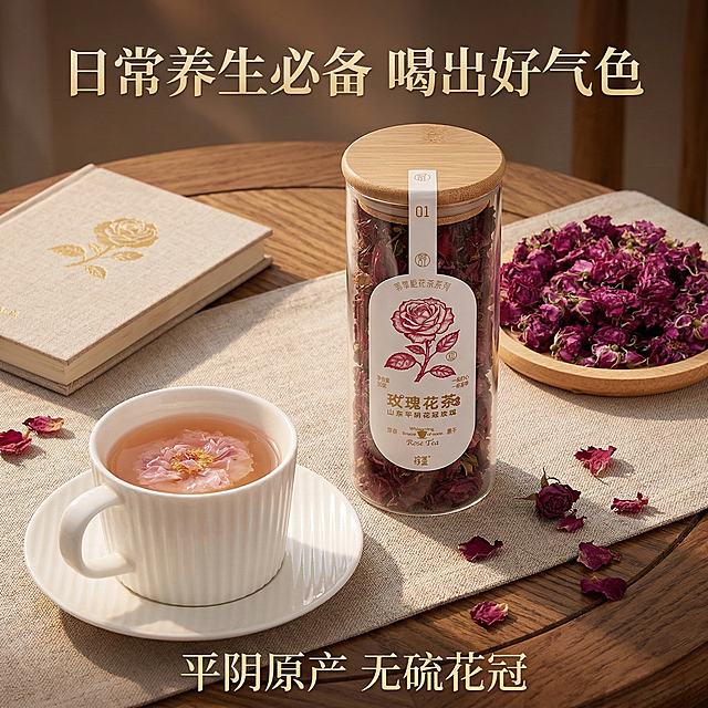 抖店电商主图，平阴花冠玫瑰，养生场景：画面展示精致桌面场景，有玫瑰茶、玻璃罐产品、干花和一本小书，光线温暖柔和，上方文字'日常养生必备 喝出好气色'，下方标注'平阴原产 无硫花冠'，整体风格舒适有格调，吸引注重养生的用户。