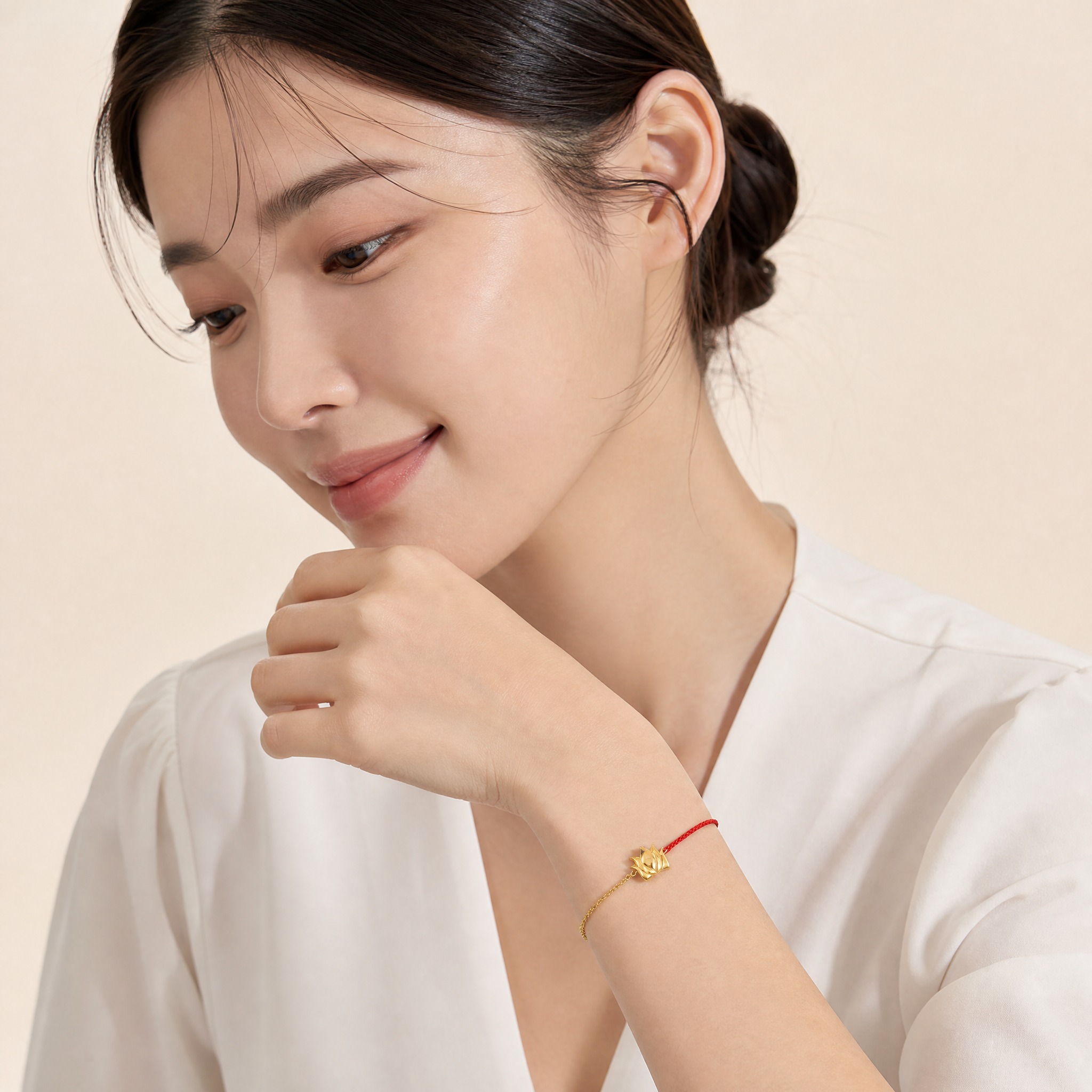 [主图-3] 金色莲花红绳手链 真实女性模特佩戴图。 [统一基… - 图片创意预览