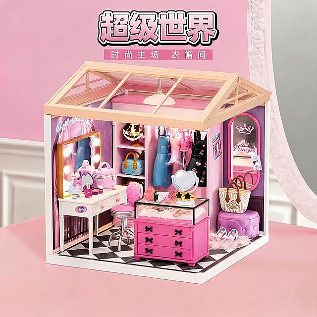 将图中若来超级世界小屋的粉色屋顶颜色换成图2的浅米色原木色屋顶，小屋内部的所有家具、装饰、物品、颜色、布局、细节都保持完全不变，整体风格一致，画面清晰精致