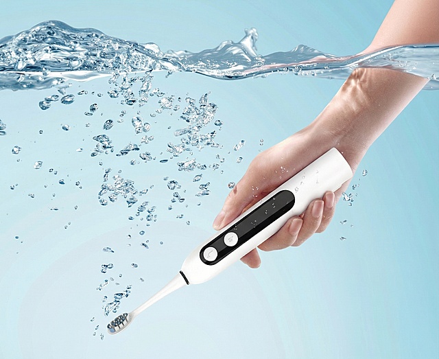 将图片1中的电动牙刷替换为图片2中的电动牙刷