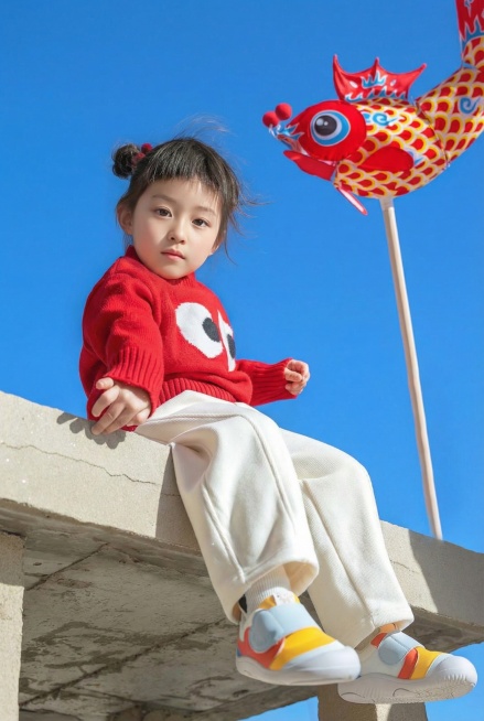 图一小女孩的脸部换成图二的脸部，图一的头部发型不变预览效果