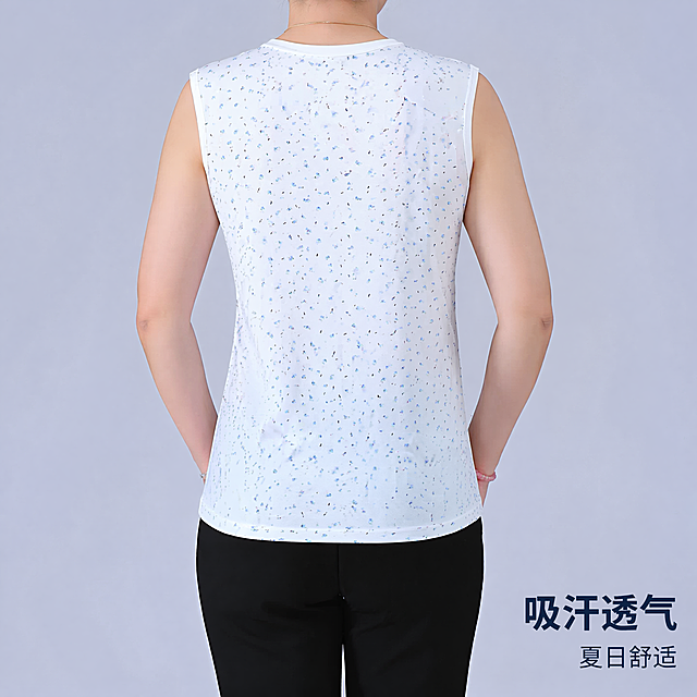 [主图-3] 老年女士无袖汗衫背面展示，保持汗衫白底蓝点外观、材质质感和颜色与输入产品图绝对一致，杜绝变形和色差，精细化处理。
[氛围风格] 简约大方，真实自然
[画质] 商业摄影质感，光线柔和通透，产品清晰真实，画面干净高级
[元素] 同一位模特保持原有穿搭配饰，背面站立展示汗衫整体版型和包边做工，中景半身展示，浅灰色干净背景，商品主体占比约70%，画面满屏无边框
[光影] 均匀柔光，清晰展示背部走线和做工细节
[配色] 保持原产品白蓝配色，浅灰背景
[视角构图] 背面平视，主体完整
[文字版式] 右下角右对齐，大字文案"吸汗透气"深蓝色加粗，小字文案"夏日舒适"同色缩小，不遮挡产品主体
[比例分辨率] 1:1比例，4K分辨率，文字清晰锐利，超高清
[负向提示词] 变形，水印，文字错乱，产品图模糊，背景杂乱
