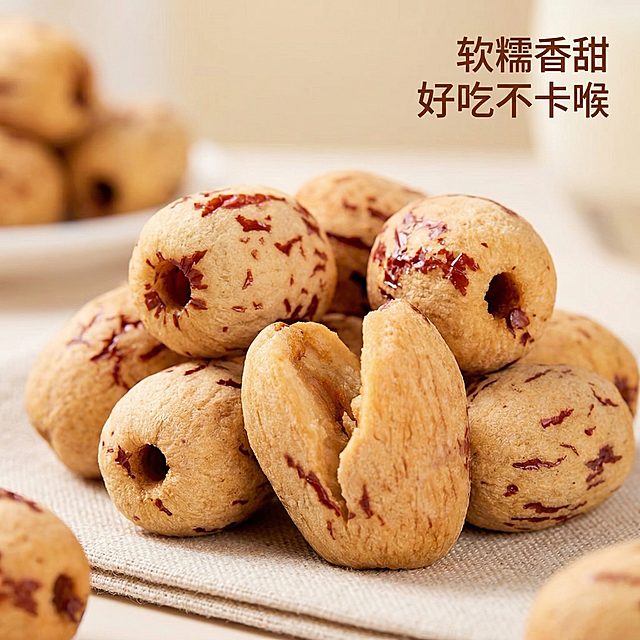 严格保留原有去皮去核枣的外观特征：浅米黄色枣肉带有深红色纹理，中空无核，保持产品样子完全不变。微距细节特写，放大展示去皮去核枣表面的细腻纹理，突出果肉软糯温润质感，放在浅米色棉麻餐垫上，背景虚化浅景深，自然暖光突出细节，右上角小字文案"软糯香甜 好吃不卡喉"，保持整体舒适简约家居治愈风格，和前两张主图风格统一。