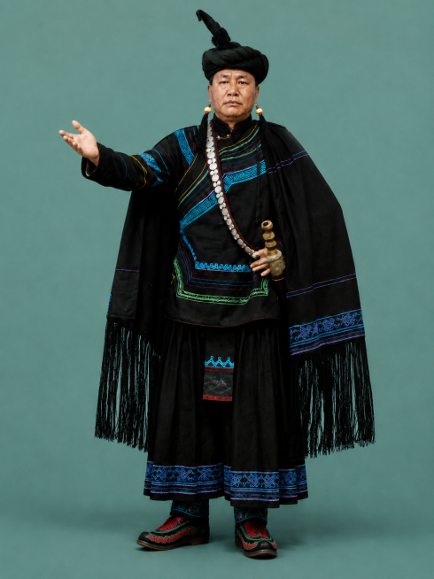 将耳坠修改为参考图里的样式，同时将皮鞋替换为彝族古老传统布鞋，保持人物和整体服饰不变，风格统一预览效果
