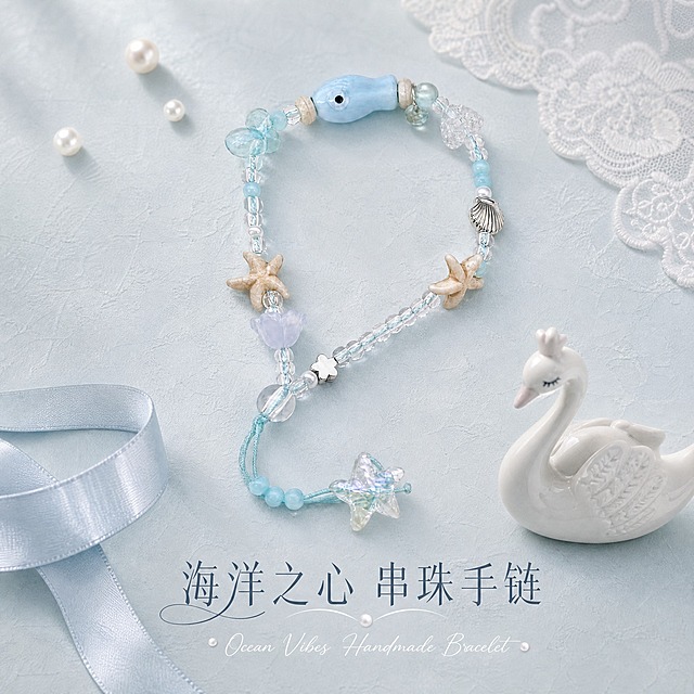 [主图-1] 首图点击率 海洋风串珠手链氛围陈列展示
[统一基调] 整体风格为温柔治愈芭蕾风，背景主色为浅灰蓝色带细腻肌理，标题字色为深灰蓝色，辅助字色为浅银灰色，强调色为奶油白色，字体为纤细优雅衬线体，字号层级分明，装饰元素用珍珠、丝带、蕾丝、天鹅摆件等芭蕾风元素，整体低饱和高质感，柔光影棚光。
[画面] 海洋风串珠手链（浅蓝色小鱼珠、海星、贝壳金属挂饰、透明珠、可调节抽绳）居中偏上放置，主体占比约65%，手链自然舒展呈优雅弧形，下方搭配一只奶白色陶瓷小天鹅摆件和一条淡蓝色缎带，背景是浅灰蓝色带细微纹理的质感背景，左上角点缀几颗散落的小珍珠，整体构图居中对称偏松弛，产品完整不切割。
[光影质感] 柔光箱主光从左上45度打下，柔和均匀，手链珠子有通透高光，金属贝壳挂饰有细腻反光，底部有极淡自然接触阴影，整体干净高级，无杂乱倒影。
[配色] 主背景浅灰蓝色，产品浅蓝+米白+银色，文字深灰蓝+银灰，整体低饱和马卡龙色调，温柔治愈。
[文字版式] 画面底部居中放置主标题「海洋之心 串珠手链」，纤细衬线体，深灰蓝色，字号适中；主标题下方放一行小号英文手写体装饰「Ocean Vibes Handmade Bracelet」，奶油白色；文字不遮挡产品主体，放在负空间。
[输出要求] 比例1:1，文字清晰可读，产品清晰锐利，整体风格统一；禁止变形、错字、模糊、杂乱、水印、平台Logo、廉价塑料感。