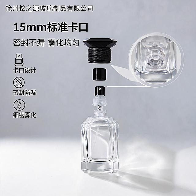 1688电商主图，卡口玻璃香水瓶核心卖点图，突出15mm卡口密封结构，浅灰色高级背景，商业摄影质感。画面中央展示50ml透明玻璃香水瓶，瓶身菱形切面，高透晶白玻璃，将瓶盖、喷头、瓶身三层拆解分层悬浮展示，从上到下依次为：黑色菱形切面外盖、黑色喷头组件、透明玻璃瓶身，各部件之间有细微间距。右侧卡口瓶口部位做局部放大圆形特写框，清晰展示15mm卡口结构（卡口是平滑的瓶口边缘带卡槽，绝对不是螺口螺纹，瓶口细节严格参考输入图中的卡口样式）。产品外观（物理结构、材质质感、颜色、卡口瓶口形状）与输入产品图保持绝对一致，杜绝任何变形和色差，瓶口必须是卡口结构绝对不能画成螺口。商品主体占比约65%。左上角「徐州铭之源玻璃制品有限公司」水印。左侧文案区：主标题「15mm标准卡口」黑色大号粗体字，副标题「密封不漏 雾化均匀」深灰色中号字，下方三个卖点图标加文字：「卡口设计」「密封防漏」「细密雾化」。整体风格干净专业，B端工厂感，光影柔和，玻璃通透有质感，2K超清商业摄影。