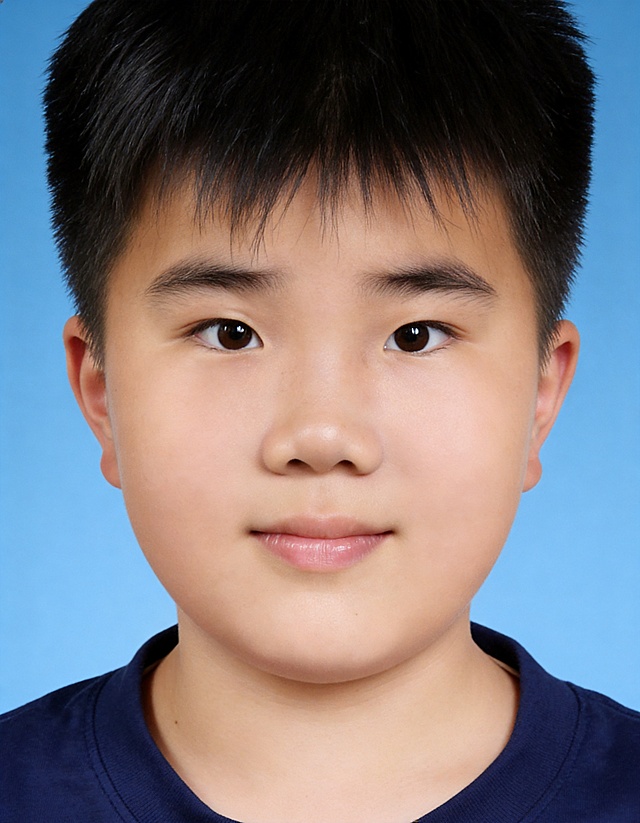 保留第一张图中人物发型、脸型、年龄特征生成标准样式纯正面儿童证件照；人物主体严格居中，头部大小与位置严格对齐第二张图，双肩水平平衡，面部中轴线对齐画面中心，正视前方；标准儿童证件照构图，人物绝对居中，头顶上方距离上边缘高度10%，下巴距离画面下边缘高度36%，人物主体占比约72%；肩部平展与画面水平轴平行；头部占比严格对齐第二张图；提亮肤色，消除暗沉，清透裸妆，隐形毛孔，均匀肤色，唇色自然提亮；肤色白皙细腻，原生轻透肤质；眼神澄澈，看向镜头，气质自信，嘴角微微上扬表情自然；耳廓可见度一致；肩部平展，肩线与画面水平轴平行；头肩比例协调呈现；免冠，不戴帽子，无头饰，无发带；不戴眼镜，无胡子，面部无痣，消除面部瑕疵；身着藏蓝色纯棉圆领短袖T恤；柔和正面顺光均匀柔光，面部明亮无硬影，背景均匀提亮，画质清晰，零噪点降噪；面部清晰；背景亮度均匀统一；高清锐利画质，细节清晰可见；零噪点处理；色彩还原自然；均匀柔和布光，无明显阴影，面部光影干净，柔光正面打光，自然光影过渡，皮肤质感细腻，哑光质感；标准焦段50mm，纯正面，入境范围头部至胸部以上区域，F/4光圈，平视视角（镜头与人物视线完全齐平），正视视图；人物绝对居中（居中构图），位于画面中心；严格限定标准证件照规格；视线水平（瞳孔连线与画面水平线平行）；双耳对称露出，双肩水平且平衡，头部占比严格对齐垫图，禁止大头照（画面铺满画布，无边框留白）；专业证件照质感，高清人像质感，细腻皮肤纹理；严格按照第一张图内容生成，分辨率4K；极简纯色蓝色背景，背景亮度均匀且统一（哑光质感）画面比例7:9