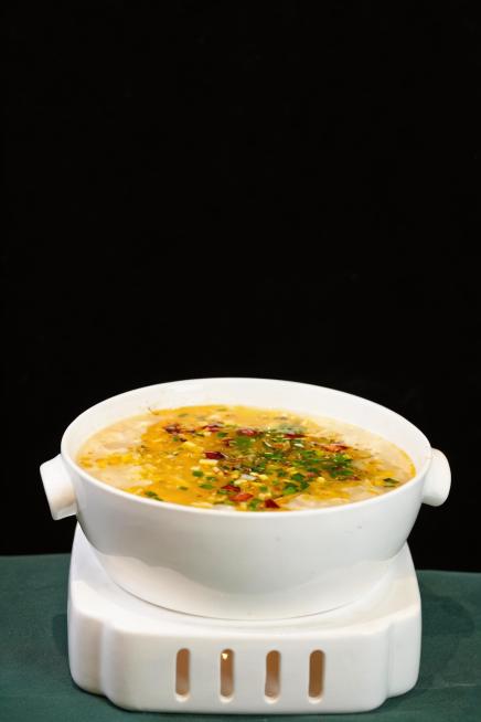 移除图片中的银色汤勺和手，保持汤碗和汤汁的完整性，画面其他部分保持不变预览效果