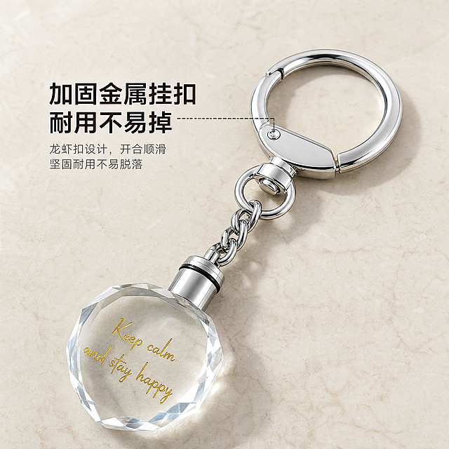 [主图-4] 桃心水晶DIY钥匙扣整体结构细节展示。
[氛围风格] 清晰质感细节展示风格。
[画质] 商业摄影微距质感、光线通透、产品细节清晰锐利、画面干净高级。
[元素] 特写展示金属挂扣和旋转连接部分，清晰呈现链节结构、龙虾扣开合设计，保持金属结构质感与原图一致，精修金属边缘顺滑无毛刺，水晶部分保留作为配饰。背景为纯净浅米色岩板，商品主体占比约70%。
[光影] 柔光箱主光加局部补光，金属拉丝纹理和结构缝隙清晰展现，水晶切面光泽自然。
[配色] 浅米色背景，银色金属，透明水晶，整体干净清爽。
[视角构图] 45度斜侧特写，聚焦挂扣结构细节。
[文字版式] 引线标注龙虾扣位置，文字说明“加固金属挂扣 耐用不易掉”，小字清晰标注，不遮挡主体结构。
[比例分辨率] 1:1 比例，4k 分辨率；文字清晰锐利，画面超高清。
[负向提示词] 变形，水印，文字错乱，产品模糊，背景杂乱。
