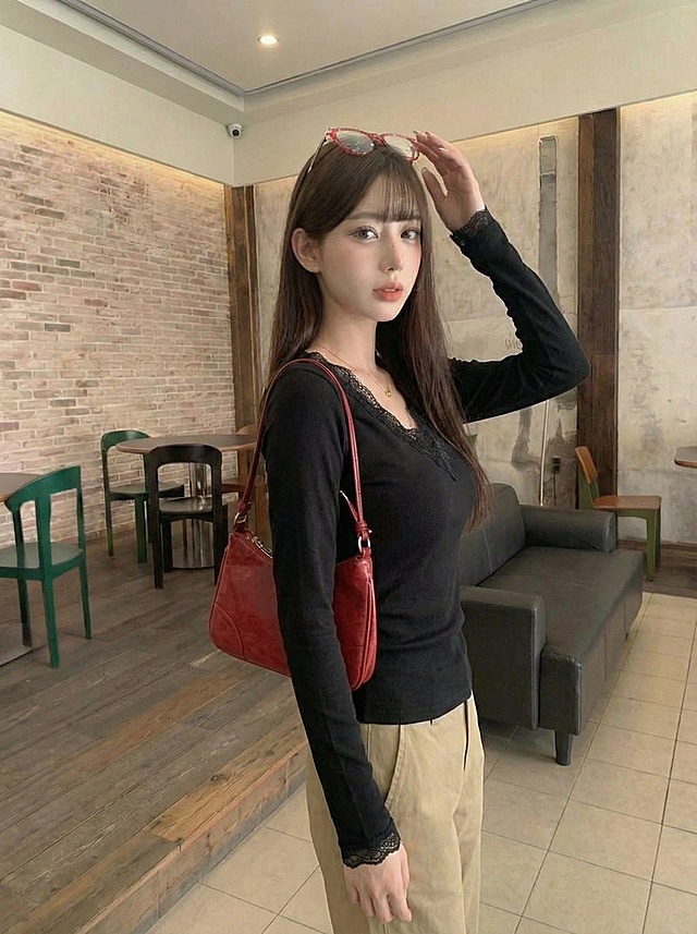 「图片1」把白色上衣改成黑色，变换5张不同姿势的图片