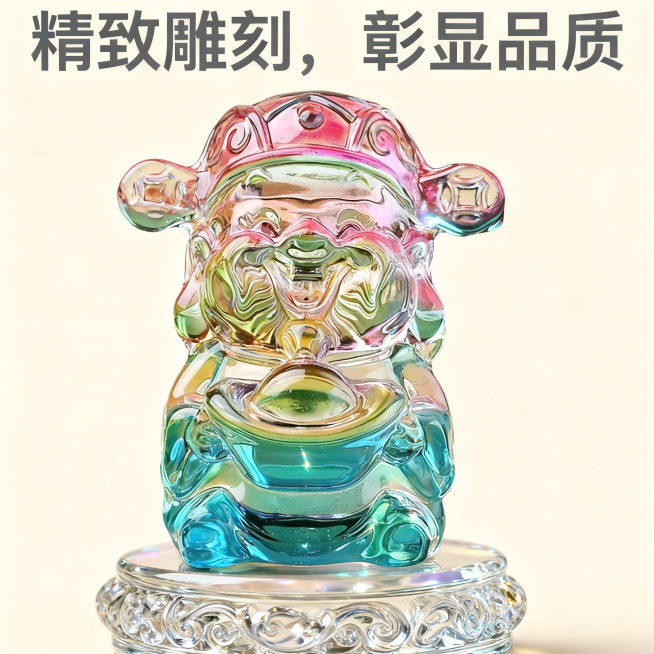 彩色大财神水晶摆件细节功能图，特写大财神的微笑面部表情、水晶通透的材质纹理、底座的精致雕刻细节，光影突出水晶的折射光泽，背景为浅米色干净背景。画面顶部悬浮文字“精致雕刻，彰显品质”，字体为无衬线深灰色预览效果
