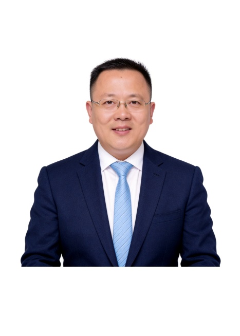 保留第一张图中人物发型､脸型､年龄特征生成标准样式纯正面证件照;人物主体严格居中,头部大小与位置严格对齐第二张垫图,双肩水平平衡,面部中轴线对齐画面中心,正视前方;标准证件照构图,人物绝对居中;头顶上预览效果