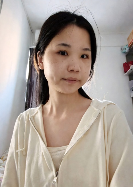 参考示例图风格，自然质感人像写真，温柔胶片感，重新生成预览效果