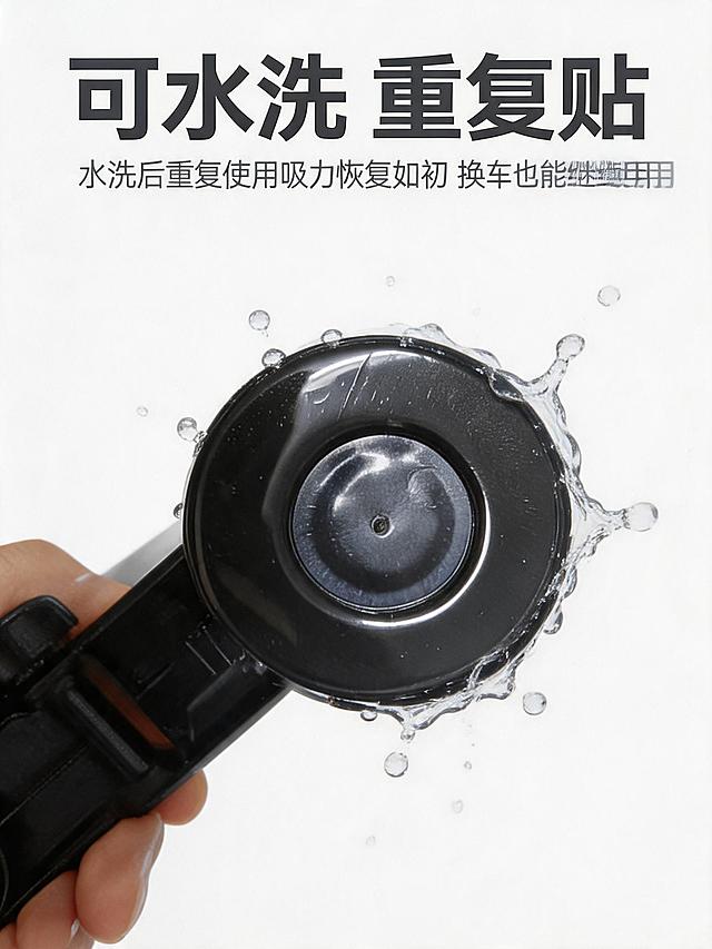 耐用性卖点图，纯白背景，手拿着吸盘底座特写，手在画面左侧不遮挡产品主体，后期合成自然的水花效果模拟水洗过程，水花不遮挡吸盘中心区域。文案：主标题大字"可水洗 重复贴"，副标题"水洗后重复使用吸力恢复如初 换车也能继续用"。整体色调冷白高级风，色温偏冷，亮度稍高。