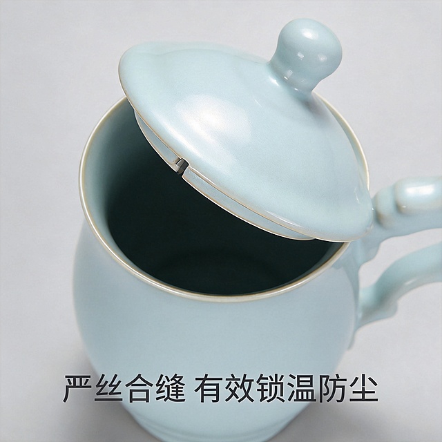 汝瓷杯口杯盖贴合度细节图，正方形。俯视角度特写杯盖扣合在杯身上的缝隙细节，杯口圆润光滑，杯盖严丝合缝，展示密封效果。杯盖圆珠式盖钮圆润顺手，天青釉色温润均匀。浅灰色干净背景，柔和顶光打亮杯口边缘。底部文字：严丝合缝 有效锁温防尘，深灰色字体。超高清商业摄影质感，细节清晰锐利。保持产品外观与参考图一致。