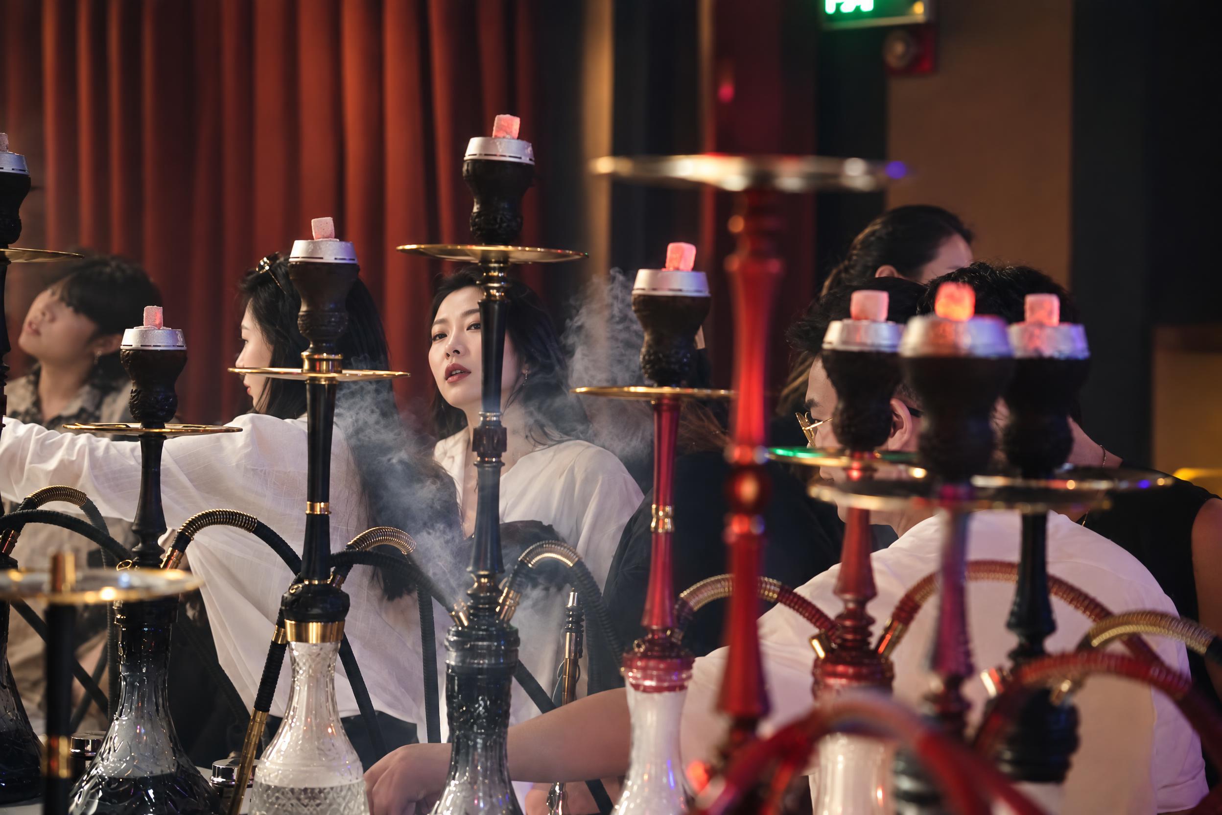 提升整体画质，去除噪点，增强精修质感，保留真实自然的写实质感，… - 图片创意预览