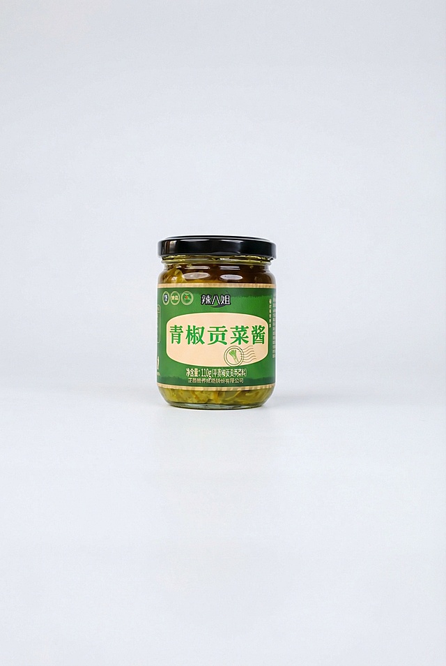 对该青椒贡菜酱产品进行精修，提升玻璃罐质感，优化标签色彩饱和度与清晰度，包装上的字体保持不变