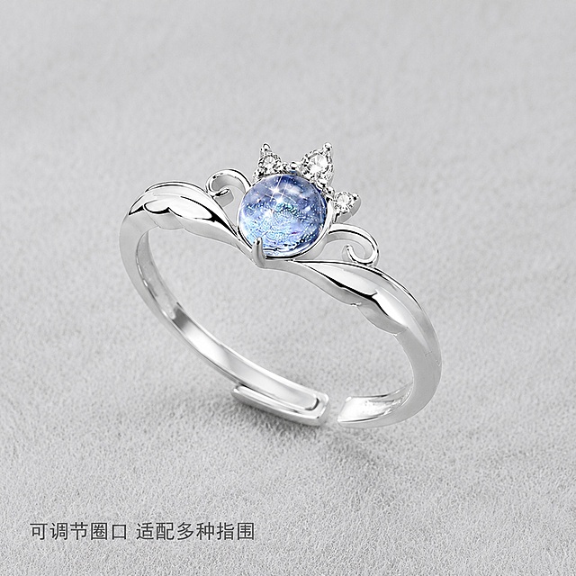 [主图4] 公主与骑士女款银戒开口结构展示。氛围风格：细节展示，专业清晰。画质：微距特写，结构清晰锐利。元素：展示戒指可调节开口部位细节，放置在浅灰色细绒布上；特写展示开口内壁光滑工艺，保持戒指结构与原图一致，颜色质感无变化。商品主体占比70%，保持原有产品外观不变形无色差。光影：柔光均匀打亮开口部位，金属光滑内壁清晰呈现。配色：浅灰色绒底，银蓝产品色彩。视角构图：平拍微距，焦点对准开口结构。文字版式：底部标注"可调节圈口 适配多种指围"，深灰色细体字，左对齐不遮挡主体。输出要求：1:1比例，文字清晰可辨，超高清商业摄影质感。负向提示词：变形，文字错乱，产品图模糊，背景杂乱，水印，电商平台Logo。