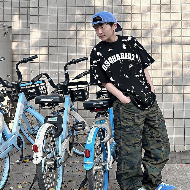 让图1模特穿上图2的黑色泼墨印花短袖T恤，保留模特原本的姿势、姿态、背景和整体场景，只修改上衣