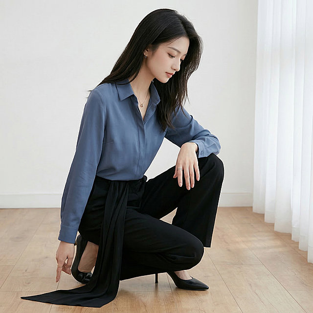 提取并生成左下方第四张蓝色衬衫女装图，保留原图内容，保持清晰画质