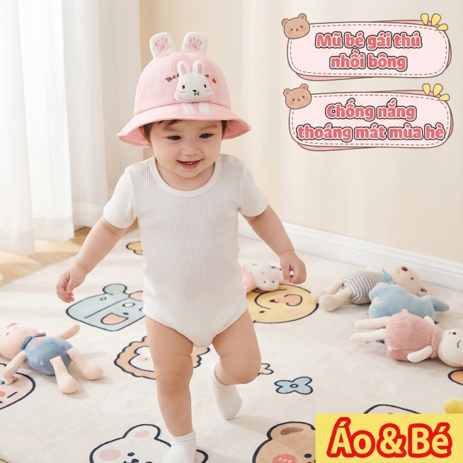 生成800x800像素1:1比例的女婴兔子造型渔夫帽主图（适配越南Shopee平台）：
1. 主体呈现：展示图中粉色渔夫帽，突出立体兔子玩偶装饰、耳朵爪印细节，还原面料的柔软质感；
2. 模特场景：添预览效果
