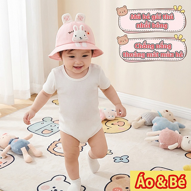 生成800x800像素1:1比例的女婴兔子造型渔夫帽主图（适配越南Shopee平台）：
1. 主体呈现：展示图中粉色渔夫帽，突出立体兔子玩偶装饰、耳朵爪印细节，还原面料的柔软质感；
2. 模特场景：添加1-3岁的越南女婴模特，佩戴帽子呈可爱跑动姿势，背景为浅色系童趣布景（如卡通地毯+毛绒玩具）；
3. 卖点标签：右上角添加2个越南语标签（如“Mũ bé gái thú nhồi bông”“Chống nắng thoáng mát mùa hè”），字体萌系风格且不遮挡装饰细节；
4. 视觉效果：采用明亮柔光，突出帽子的卡通萌趣感与色彩清新感，契合东南亚母婴类审美；
5. 适配性：在右下角加入红黄字体“Áo & Bé”的水印
6. 真实模特穿着展示，多角度