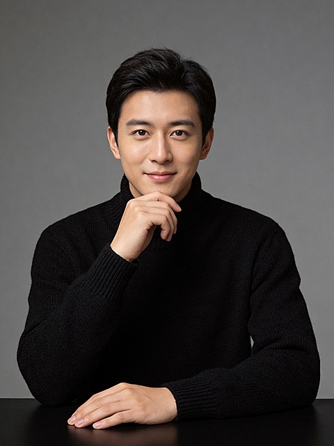 黑色毛衣艺术成熟风男性形象照