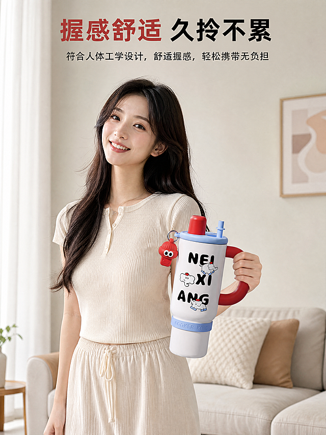 [第6屏] 人物使用展示屏-年轻女生右手提拎保温杯。浅色系客厅背景，自然光线，真实生活化场景。使用【图1】作产品主体，保持外观颜色完全一致。女生微笑轻松，展示手握把手提拎保温杯，产品清晰不遮挡。顶部标题'握感舒适 久拎不累'，自然配色。3:4 4K，人物自然，产品清晰，文字可读。