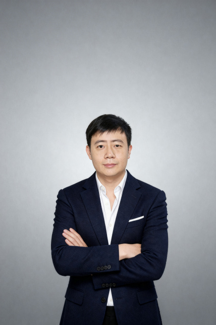 使用这张灰色背景图，将抠好的商务人像按照合理比例放到图上合适的位置，保持人物自然光影和背景融合，整体画质清晰预览效果