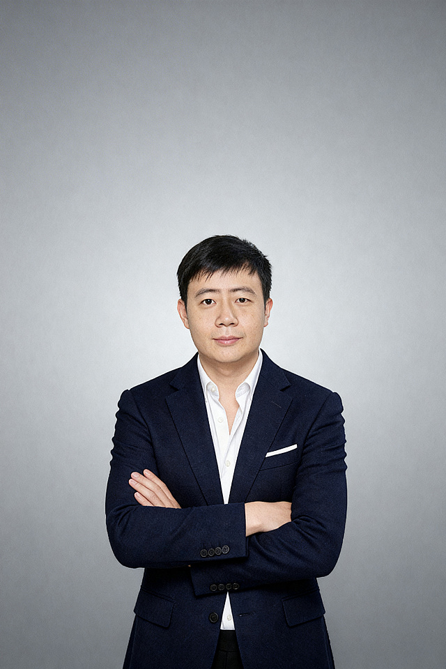 使用这张灰色背景图，将抠好的商务人像按照合理比例放到图上合适的位置，保持人物自然光影和背景融合，整体画质清晰