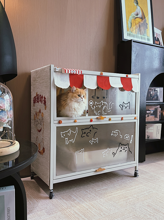 真实感买家秀，这是一款带猫咪涂鸦的双层猫柜，猫在猫柜里，从正面偏右侧不同视角拍摄，家居场景，自然光线，真实摄影质感，保留原产品的设计和猫咪