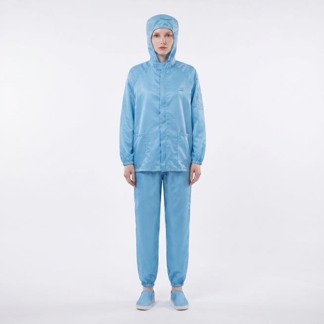 肤色白皙的外国女性穿着这件浅蓝色连帽分体防护服，保持服装款式和条纹细节不变，添加真实人体模特，高质感，高清商业摄影，纯色背景预览效果