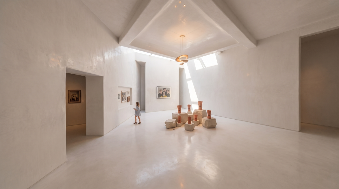 保持场馆整体布局、展品和大视角不变，将墙面更换为通体光滑的白色微水泥材质，保留原有光影效果和侘寂风格预览效果