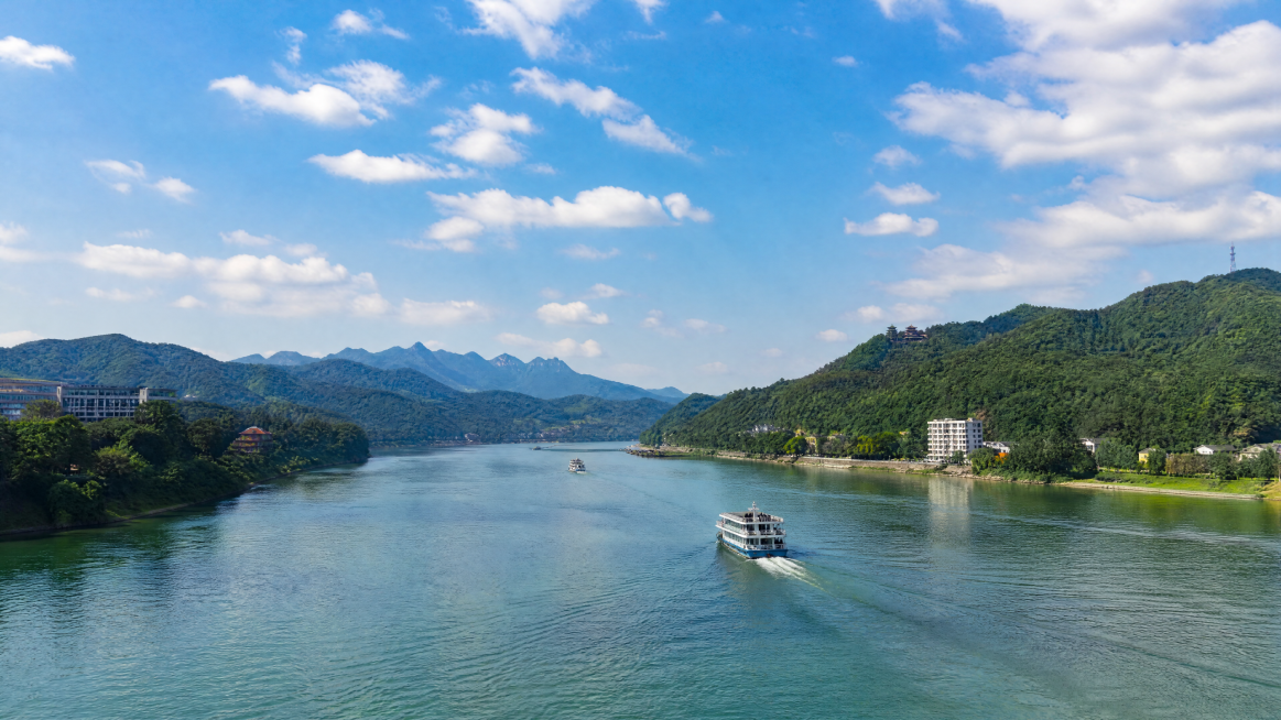 湘江美景，两岸青山叠翠，江水碧波荡漾，江面船只穿行，蓝天白云，自然风光秀丽，光影柔和，氛围宁静舒适预览效果