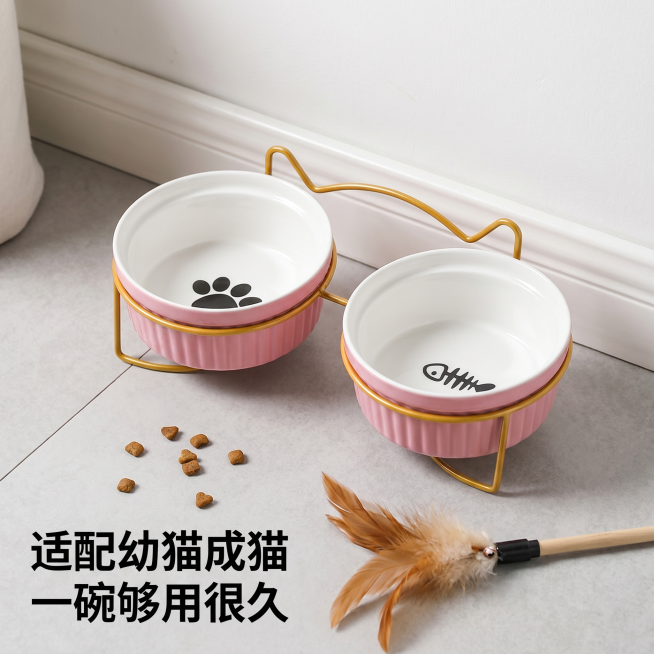 [主图 4] 陶瓷猫碗场景使用展示图
[氛围风格] 温馨居家生活场景风格
[画质] 商业摄影质感、光线柔和通透、产品清晰真实、画面干净高级
[元素] 陶瓷猫碗套装放置在干净整洁的宠物喂食区，浅灰色地面预览效果
