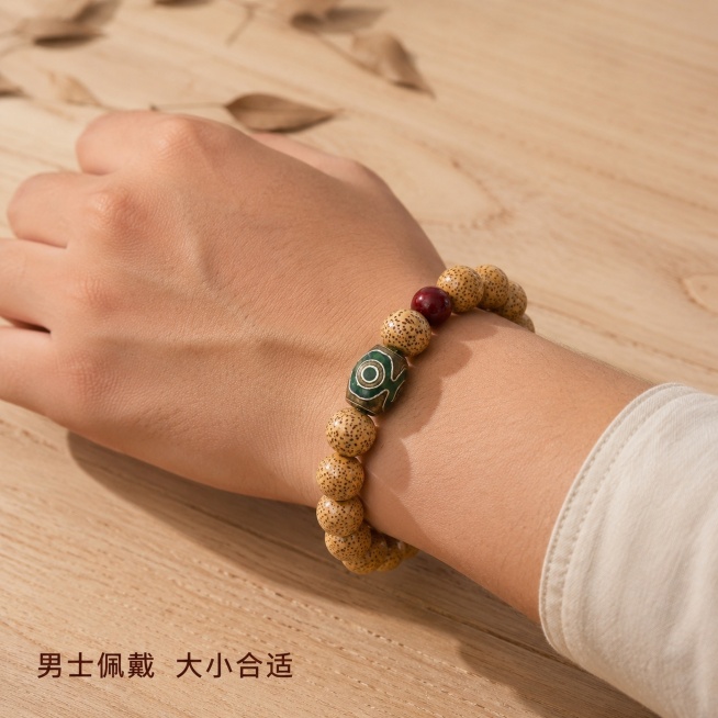 「图片1」，生成一套主图（10张），商品名称是星月手串，卖点是新月菩提朱砂天珠手链	
，男女通用，寓意吉祥如意，福气满满颗颗精选，适配拼多多平台，主图比例为1:1预览效果