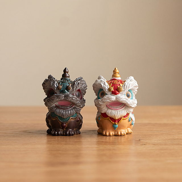 将背景更换为自然简约的实木茶桌，风格符合国风茶具氛围，保持茶宠产品主体外形色彩细节完全不变，严格锁定宽高比为1:1，国内电商种草感氛围，全屋漫射柔光，低对比度，阴影极淡柔和，画面明亮干净，偏暖米色低饱和度，温馨治愈，变形,扭曲,悬空,比例失调,挤压,死黑阴影,硬光,高对比度