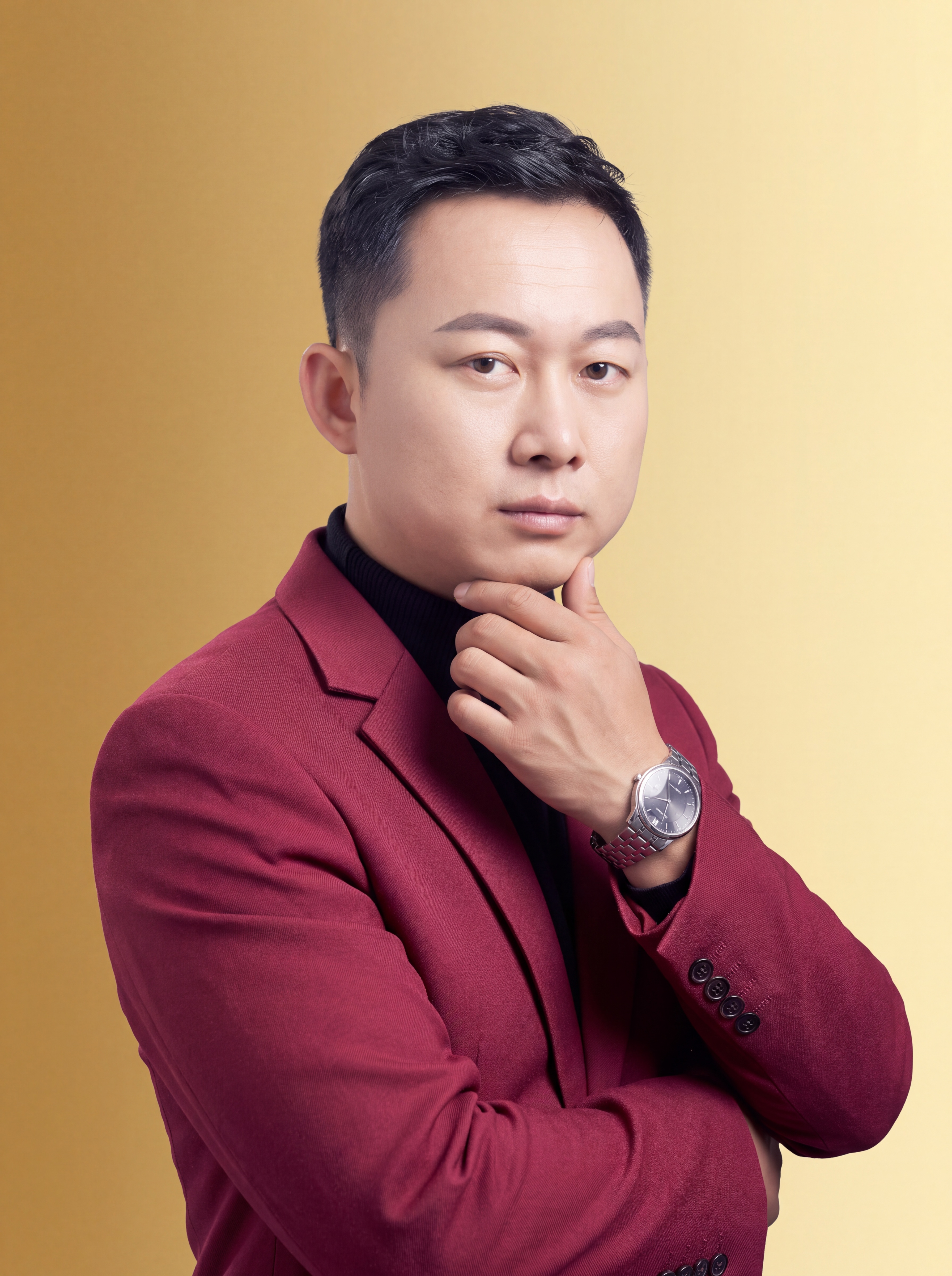 参考图中人物保留脸型、发型、年龄等特征，生成金色主题高端商务形… - 图片创意预览