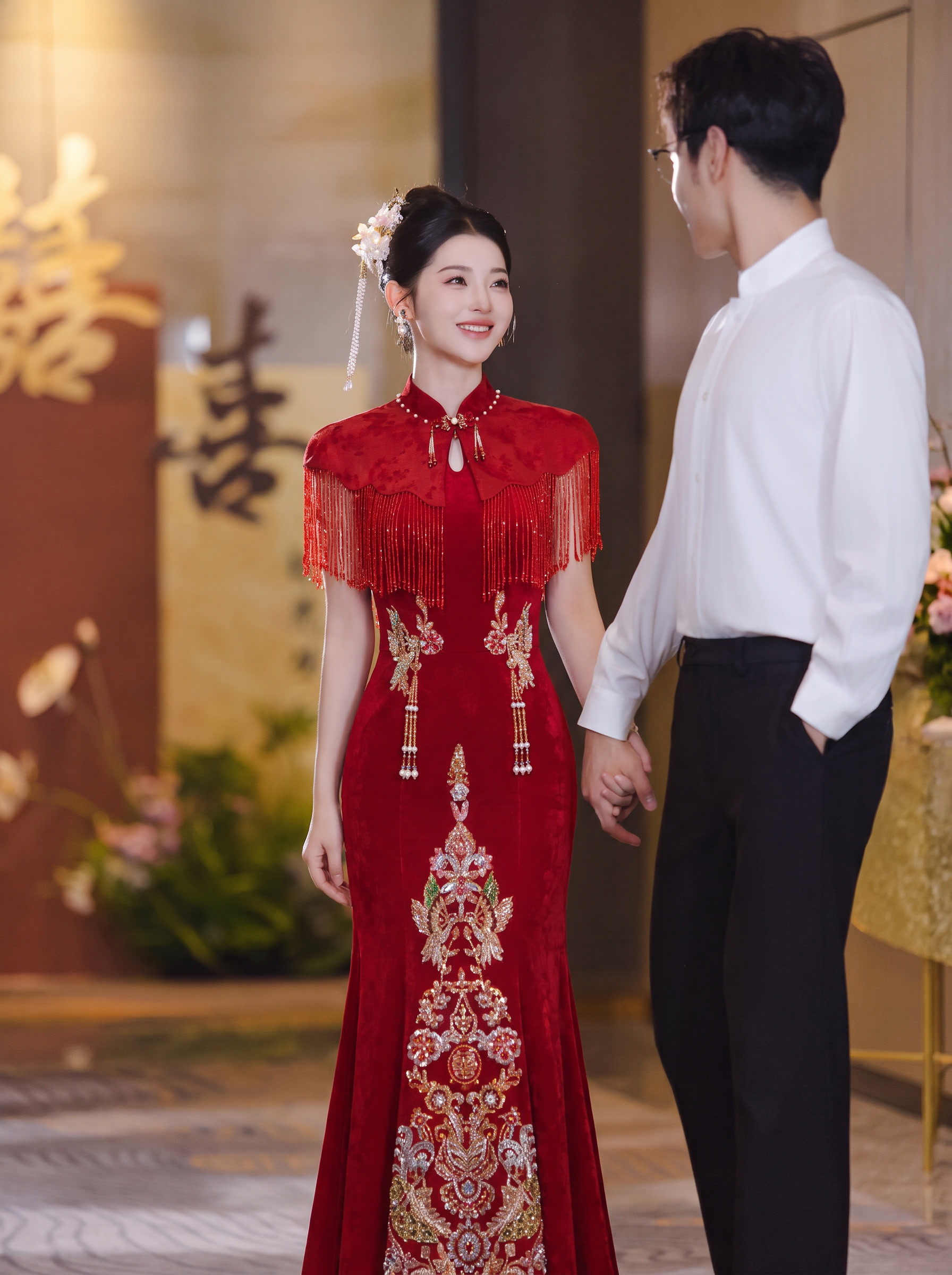 请将参考图 1 的【红色流苏披肩鱼尾旗袍礼服】1:1 还原其款… - 图片创意预览
