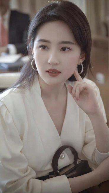 女生坐在椅子上，嘴角略带邪魅的微笑，希区柯克式缓慢变焦。预览效果