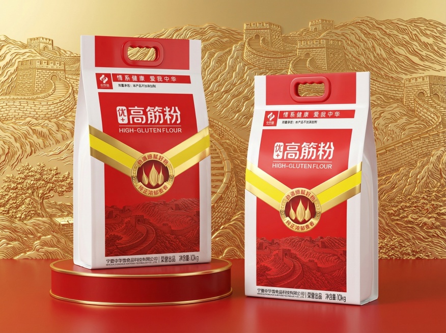 请把图1平面图变成立体朔料袋样机，袋子侧面白色，袋子上的提手是红色朔料材质，2个袋子，一个袋子在桌面上有红色圆柱金边的台面上，一个袋子在红色桌面上，整齐摆放，正式拍视角，尺寸、文字和图案都要保持可次生预览效果