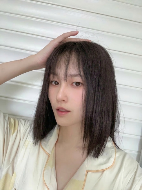 将头发颜色修改为自然的黑茶色，保留其他内容不变，保证整体自然真实预览效果