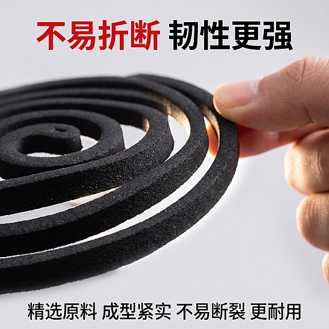 [主图 3] 养殖场蚊香材质不易断细节展示图。[氛围风格] 真实品质感，突出产品耐用特性。[画质] 商业摄影质感、光线明亮通透、产品清晰真实、画面干净高级。[元素] 微距特写蚊香盘边缘，用手轻弯蚊香片展示韧性，蚊香不折断，背景虚化突出产品细节。保持产品材质纹理颜色与输入产品图绝对一致，杜绝任何变形和色差，精细化处理。商品主体占比严格控制在60%-80%之间，画面满屏无边框。[光影] 侧逆光突出蚊香厚度和材质纹理，边缘产生自然轮廓光，阴影柔和细节清晰。[配色] 主色为蚊香黑色，背景浅灰色调，红色文字标注卖点。[视角构图] 微距特写视角，焦点在蚊香边缘韧性展示区域，景深较浅突出细节。[文字版式] 顶部大字文案 "不易折断 韧性更强"，红色粗体居中展示；底部小字补充说明 "精选原料 成型紧实 不易断裂 更耐用"，黑色文字干净清晰，均不遮挡主体细节。[比例分辨率] 1:1 比例，2k 分辨率；文字清晰锐利，画面超高清。[负向提示词] 变形，水印，文字错乱，产品断裂，背景杂乱。