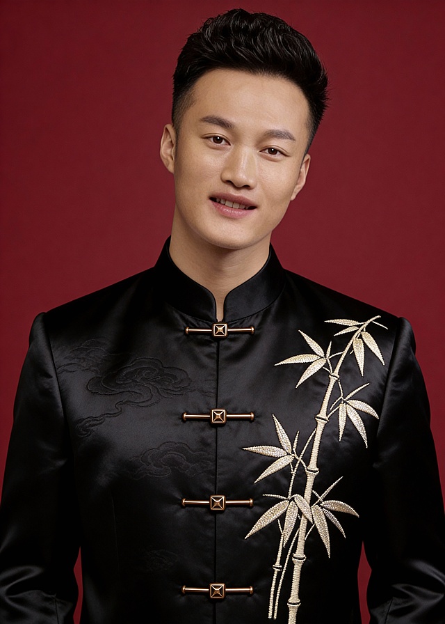 我要头是正的  衣服是比较传统的那种中山装  两只眼睛的眼皮协调一点