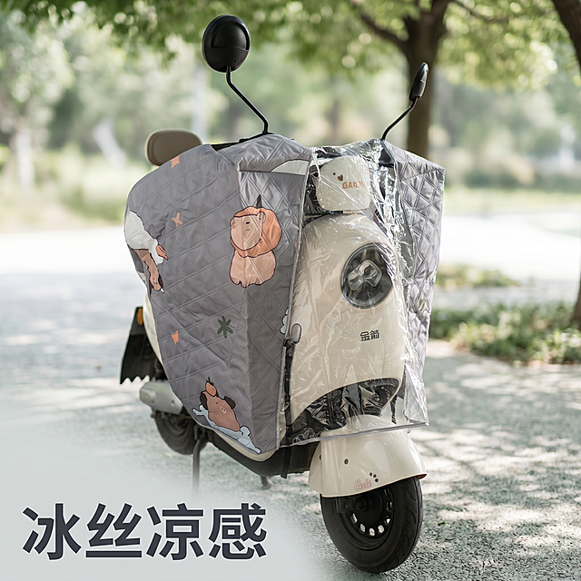 [主图 2] 灰底卡通豚豚款电动车挡风被场景展示。[氛围风格] 户外高级风，简约清新商业摄影；[画质] 商业摄影质感，光线柔和通透，产品清晰真实，画面干净高级。[元素] 将原白底替换为干净的户外树荫背景，浅灰绿色调自然清新，电动车和挡风被居中展示，产品主体占比约70%。保持挡风被和电动车外观、物理结构、材质质感、颜色与输入产品图绝对一致，杜绝任何变形和色差，精细化处理。画面满屏无边框。[光影] 柔和的漫射树荫自然光，光影过渡自然，整体清新通透。[配色] 主色调为浅灰和浅绿，与产品灰色调和谐统一。[视角构图] 正面平视，产品完整展示，景深适中。[文字版式] 左下角负空间左对齐，大字文案“冰丝凉感”，深灰色粗体无衬线，清爽醒目。[比例分辨率] 1:1比例，2k分辨率，文字清晰锐利，超高清。[负向提示词] 变形，水印，文字错乱，产品图模糊，背景杂乱，牛皮癣，遮挡主体