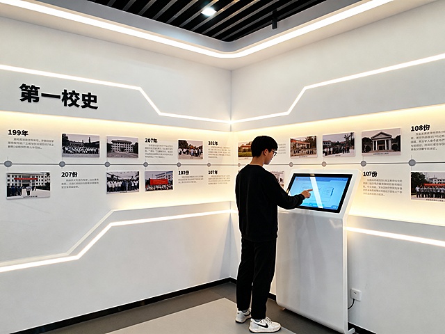 实文化一小校史展厅
序厅：时光之门・精神序章​
核心视觉​
主形象墙，镌刻校训 “崇德笃学 砺行致远”，下方嵌入地面投影时间轴，流动呈现建校以来关键年份。中央设置全息投影装置，循环播放由师生共同拍摄的校史短片《薪火》，搭配校歌旋律营造沉浸式氛围。
​
前言、​互动节点

第一展区：拓荒岁月・弦歌不辍（19XX-19XX）​
板块主题 从初创到奠基，在艰辛中扎根生长​
​互动设计 触摸查询屏内置 “校史时间轴”，点击年份可查看对应时期的历史照片、新闻报道与口述回忆。​

第二展区：成长蜕变・薪火相传（19XX-20XX）​
板块主题  从规范到优质，在改革中蓬勃发展​
1. 校园变迁​
2. 名师风采​​
3. 教育革新​

第三展区：桃李芬芳・弦歌永续（20XX - 至今）​
板块主题  从优秀到卓越，在创新中书写华章​
1. 教学硕果​​​，荣誉展示
2. 校友星光​​
3. 文化浸润​
互动设计  设置 “时光信箱”，参观者可写下对未来的期许投入信箱

第四展区：筑梦未来・再创辉煌​
板块主题  从现在到未来，在传承中迈向新篇​
1. 发展蓝图​​
2. 精神接力​
​
尾厅：岁月回响・心语留痕​
核心设计
墙面展示 “校友祝福” 照片集，中央设置留言台，提供纸笔供参观者留言。​

结语

风格以现代风格为主，帮我出10张图