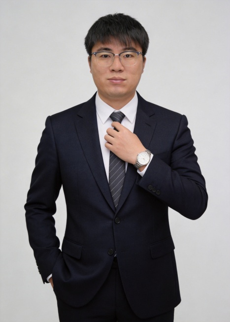 精准保留原图人物全部面部特征，五官、脸型、肤色完全一致不做修改；保持深蓝色定制西装、白色正装衬衫、黑色领带搭配，左手添加白色表盘金属腕表；姿势调整为：自然挺拔半身站姿，右手放松插入右侧西裤口袋，左手自预览效果